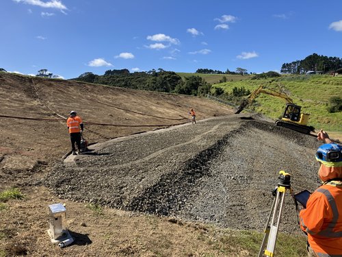Placing and levelling of the Mangakura Dam 1 embankment fill layer
